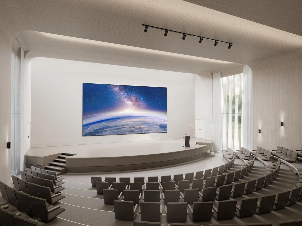 Hörsaal mit LED-Wall